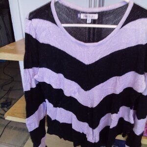 Jennifer Lopez V-shaped bottom shirt